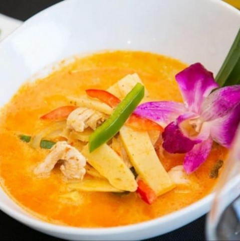 curry rouge curry rouge au poulet au poulet avec une sauce bambou